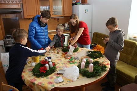 Farnost * Děti si na faře vyrobily adventní věnce