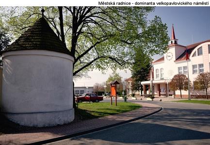Náměstí 9. května s radnicí města a pomníkem padlých 