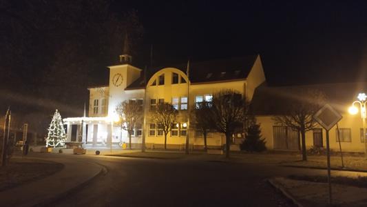 Město Velké Pavlovice * Vánoční stromeček před radnicí se rozsvítil