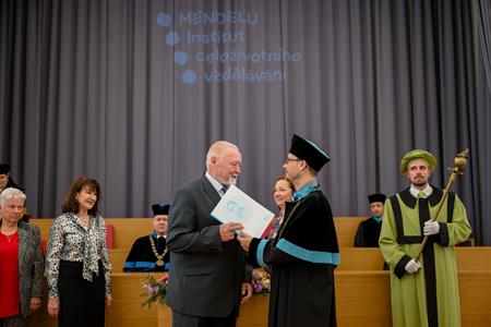 Senioři & Celoživotní vzdělávání * Slavností ukončení pilotního ročníku Univerzity 3. věku Mendelovy univerzity v Brně, pobočka Velké Pavlovice