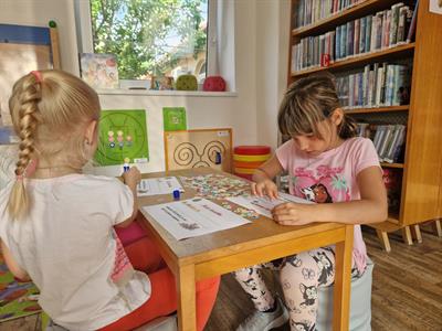 Městská knihovna * Král knih včera pasoval letošní prvňáčky na čtenáře * 1.A