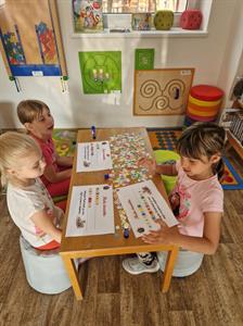 Městská knihovna * Král knih včera pasoval letošní prvňáčky na čtenáře * 1.A