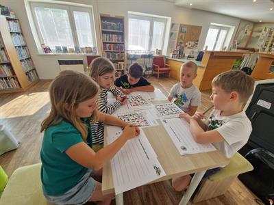 Městská knihovna * Král knih včera pasoval letošní prvňáčky na čtenáře * 1.A