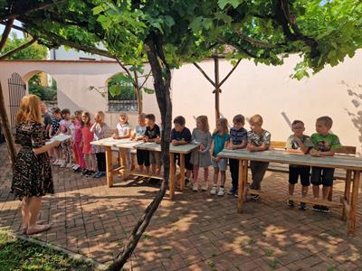 Městská knihovna * Král knih včera pasoval letošní prvňáčky na čtenáře * 1.A