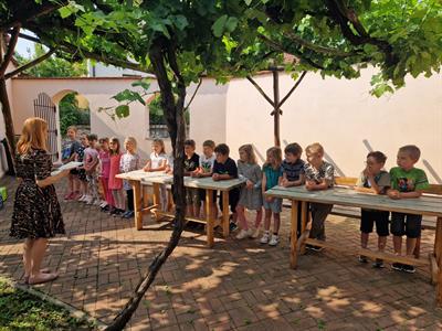Městská knihovna * Král knih včera pasoval letošní prvňáčky na čtenáře * 1.A
