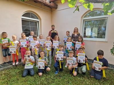 Městská knihovna * Král knih včera pasoval letošní prvňáčky na čtenáře * 1.A