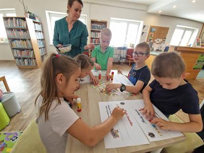 Městská knihovna * Král knih včera pasoval letošní prvňáčky na čtenáře * 1.B