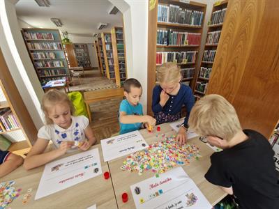 Městská knihovna * Král knih včera pasoval letošní prvňáčky na čtenáře * 1.B