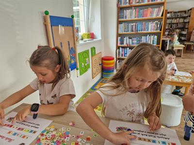 Městská knihovna * Král knih včera pasoval letošní prvňáčky na čtenáře * 1.B