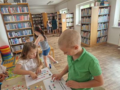 Městská knihovna * Král knih včera pasoval letošní prvňáčky na čtenáře * 1.B
