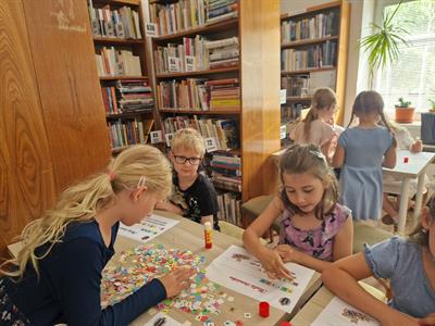 Městská knihovna * Král knih včera pasoval letošní prvňáčky na čtenáře * 1.B