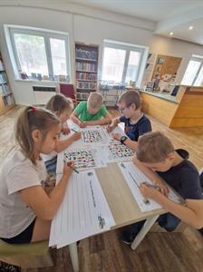 Městská knihovna * Král knih včera pasoval letošní prvňáčky na čtenáře * 1.B