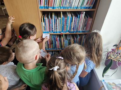 Městská knihovna * Král knih včera pasoval letošní prvňáčky na čtenáře * 1.B