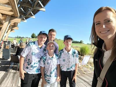 Sport * Finále GolfSixes Mini League 2025 - Bratři Mikuláš, Dominik a Šimon Prokešovi obsadili 3. místo